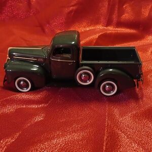 1:24 scale Danbury Mint green 1942 Ford Pickup die cast model